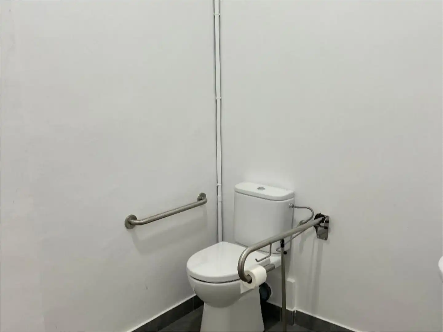 Baño de Local de alquiler en Valladolid con Aire acondicionado, Calefacción y Parquet
