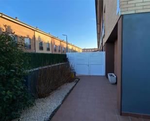 Vista exterior de Casa adosada en venda en Celrà amb Aire condicionat, Terrassa i Balcó