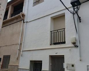 Vista exterior de Casa adosada en venda en Beniarrés amb Terrassa i Balcó