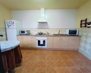 Kitchen of Single-family semi-detached for sale in El Carpio de Tajo  with Private garden, Storage room and Furnished