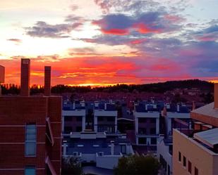 Vista exterior de Àtic en venda en Rivas-Vaciamadrid amb Aire condicionat, Terrassa i Piscina