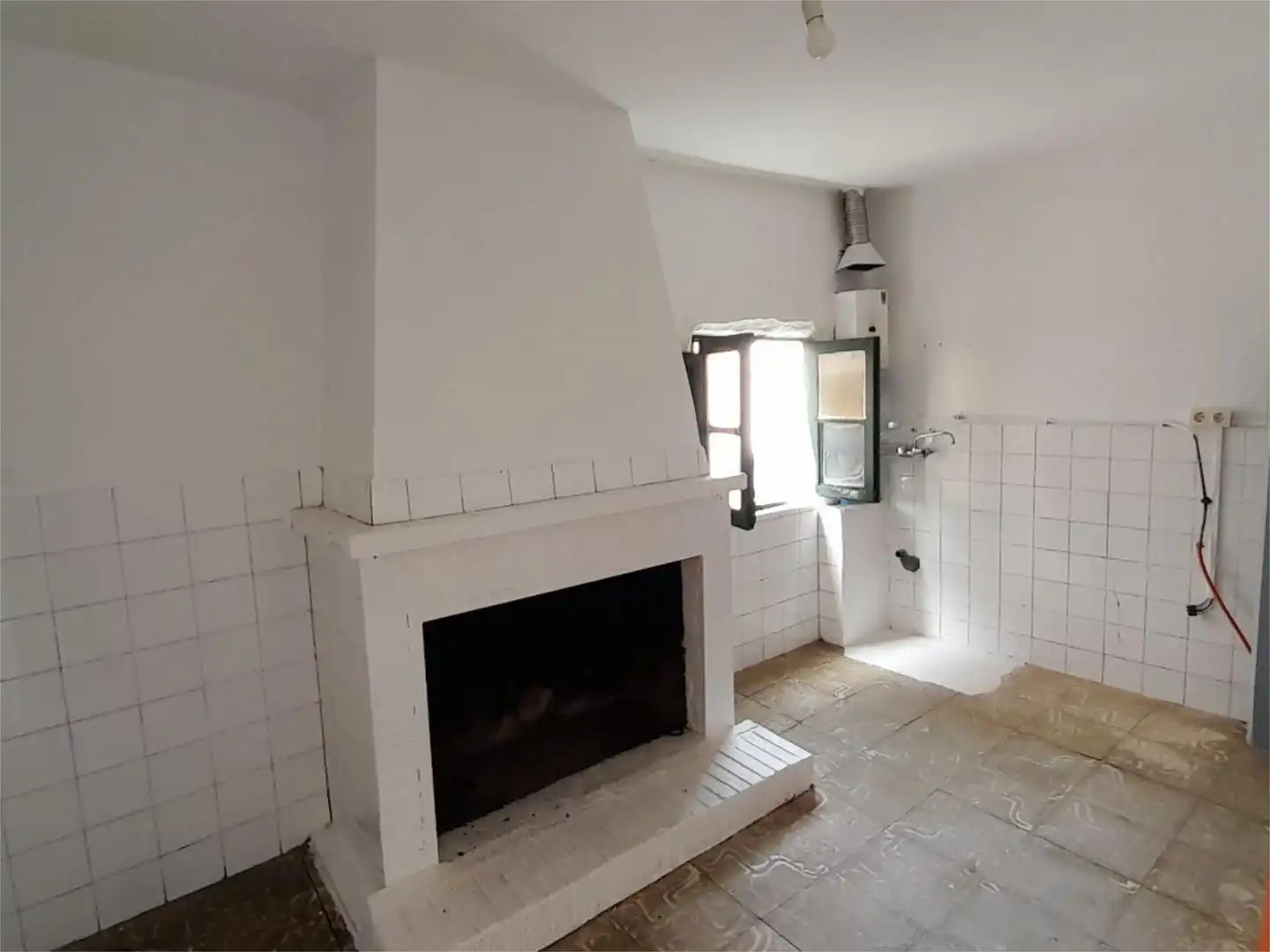 Casa adosada en venta en Calle Santa Ana, 18, Cuacos de Yuste Cocina de Casa adosada en venta en Cuacos de Yuste con Parquet