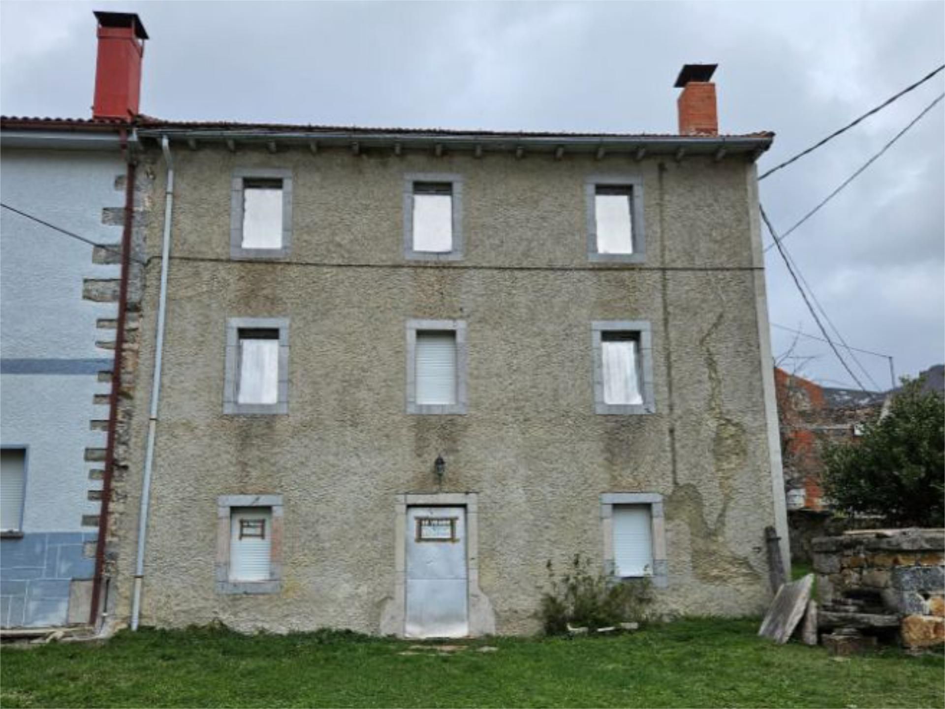 Exterior view of Single-family semi-detached for sale in Burón  with Private garden and Furnished