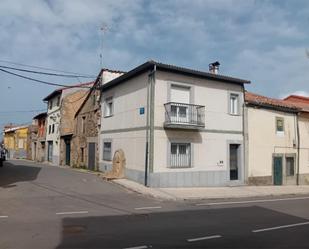 Vista exterior de Casa adosada en venda en La Horcajada  amb Moblat i Balcó