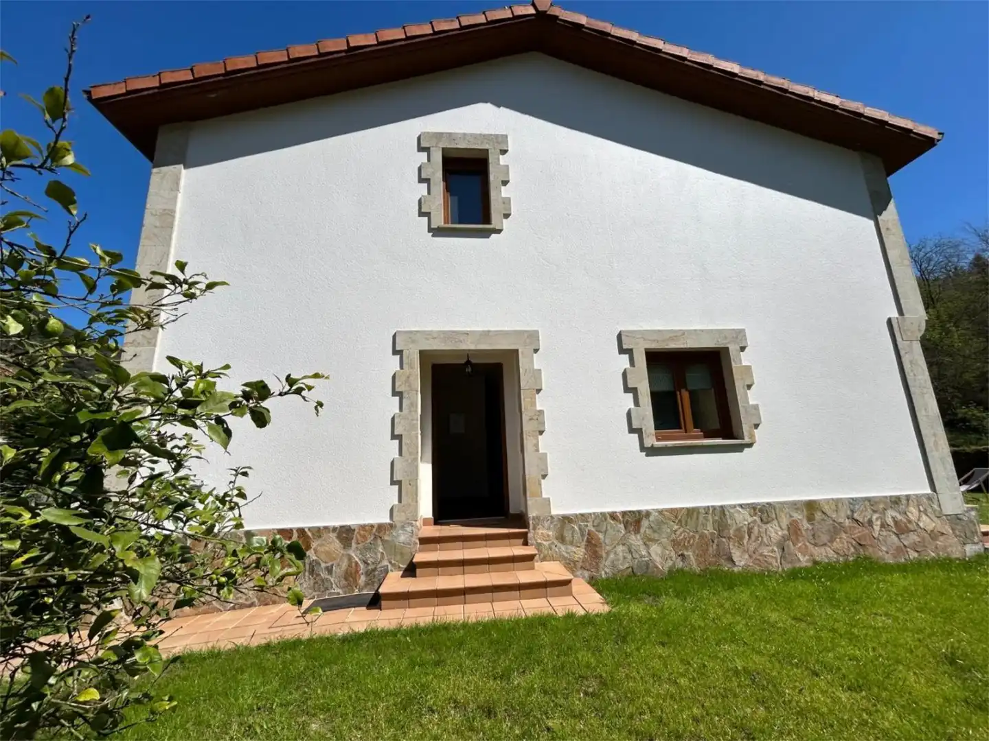 Casa adosada de alquiler en Barrio la Plaza, 6, Valdáliga Vista exterior de Casa adosada de alquiler en Valdáliga con Calefacción, Jardín privado y Amueblado