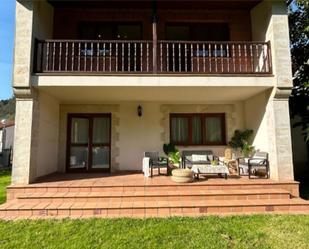 Terrasse von Einfamilien-Reihenhaus miete in Valdáliga mit Balkon