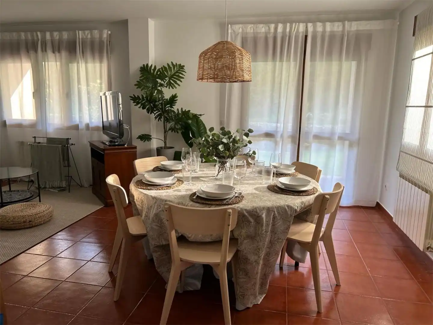 Casa adosada de alquiler en Barrio la Plaza, 6, Valdáliga Comedor de Casa adosada de alquiler en Valdáliga con Calefacción, Jardín privado y Amueblado