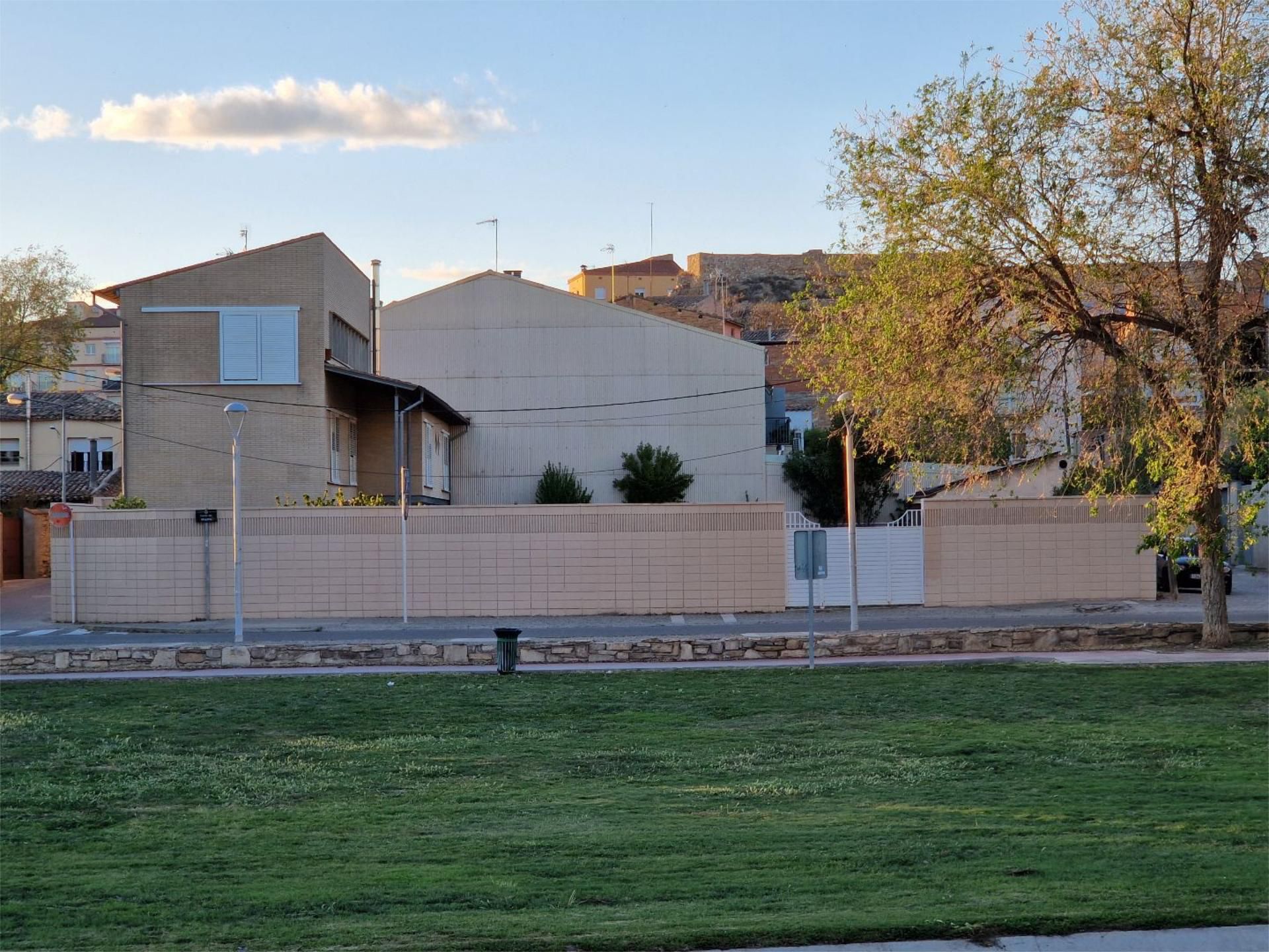 Casa o xalet en venda a Carrer del Riu, 23, Tàrrega Vista exterior de Casa o xalet en venda en Tàrrega amb Aire condicionat, Terrassa i Piscina