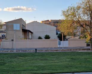 Vista exterior de Casa o xalet en venda en Tàrrega amb Aire condicionat, Terrassa i Piscina