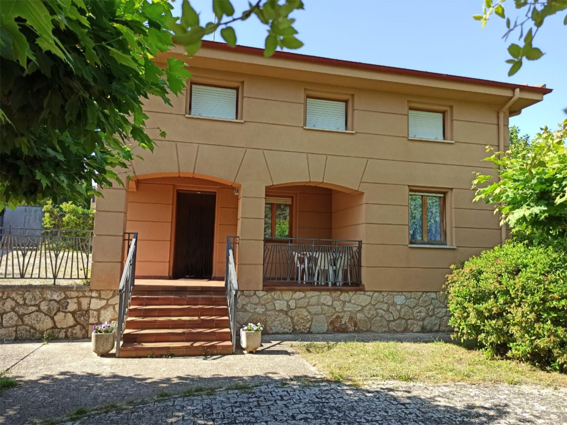 Vista exterior de Casa o xalet en venda en Revillarruz amb Calefacció, Jardí privat i Piscina