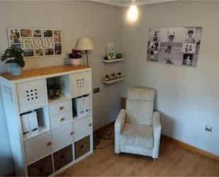Sala d'estar de Casa adosada en venda en Onzonilla amb Terrassa
