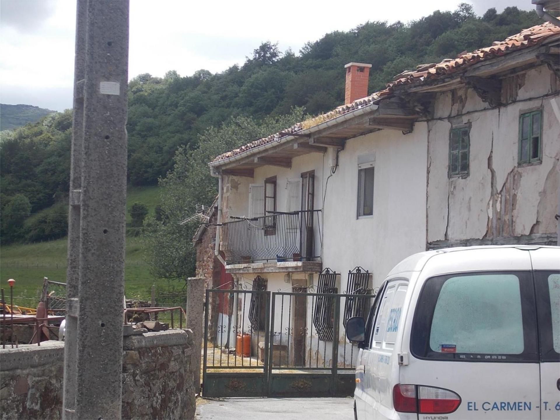 Vista exterior de Casa adosada en venda en San Miguel de Aguayo amb Balcó