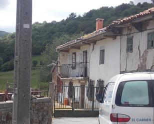 Vista exterior de Casa adosada en venda en San Miguel de Aguayo amb Balcó