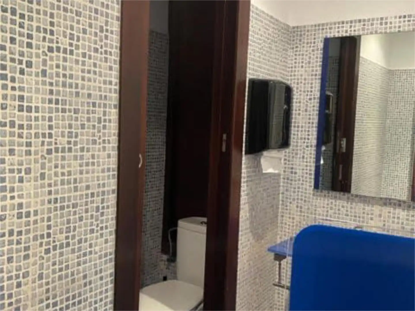 Local de alquiler en Plaza de España, 5, Llamaquique Baño de Local de alquiler en Oviedo con Aire acondicionado, Calefacción y Amueblado