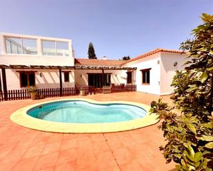 Vista exterior de Casa o xalet en venda en La Oliva amb Jardí privat, Terrassa i Piscina