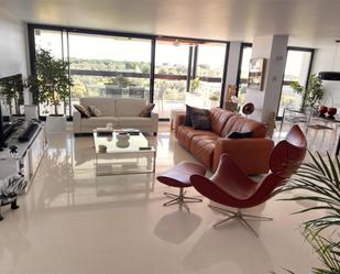 Sala d'estar de Pis en venda en Boadilla del Monte amb Aire condicionat, Terrassa i Piscina