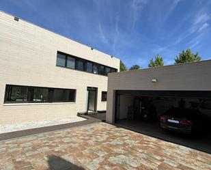 Vista exterior de Casa o xalet en venda en Sant Julià de Ramis amb Aire condicionat, Terrassa i Piscina