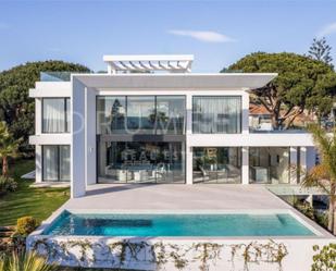 Vista exterior de Casa o xalet de lloguer en Marbella amb Aire condicionat, Terrassa i Piscina