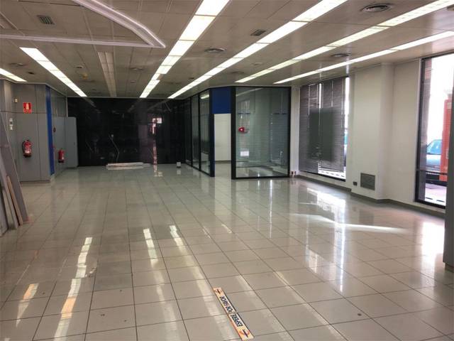 Local comercial en Alquiler en Avinguda de València, 44 en Ensanche - Parque del Oeste