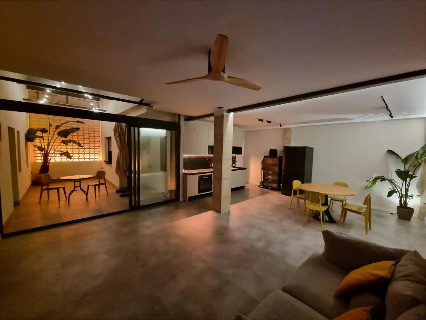 Room in Calle La Parpallota, 34, Juan de Borbón