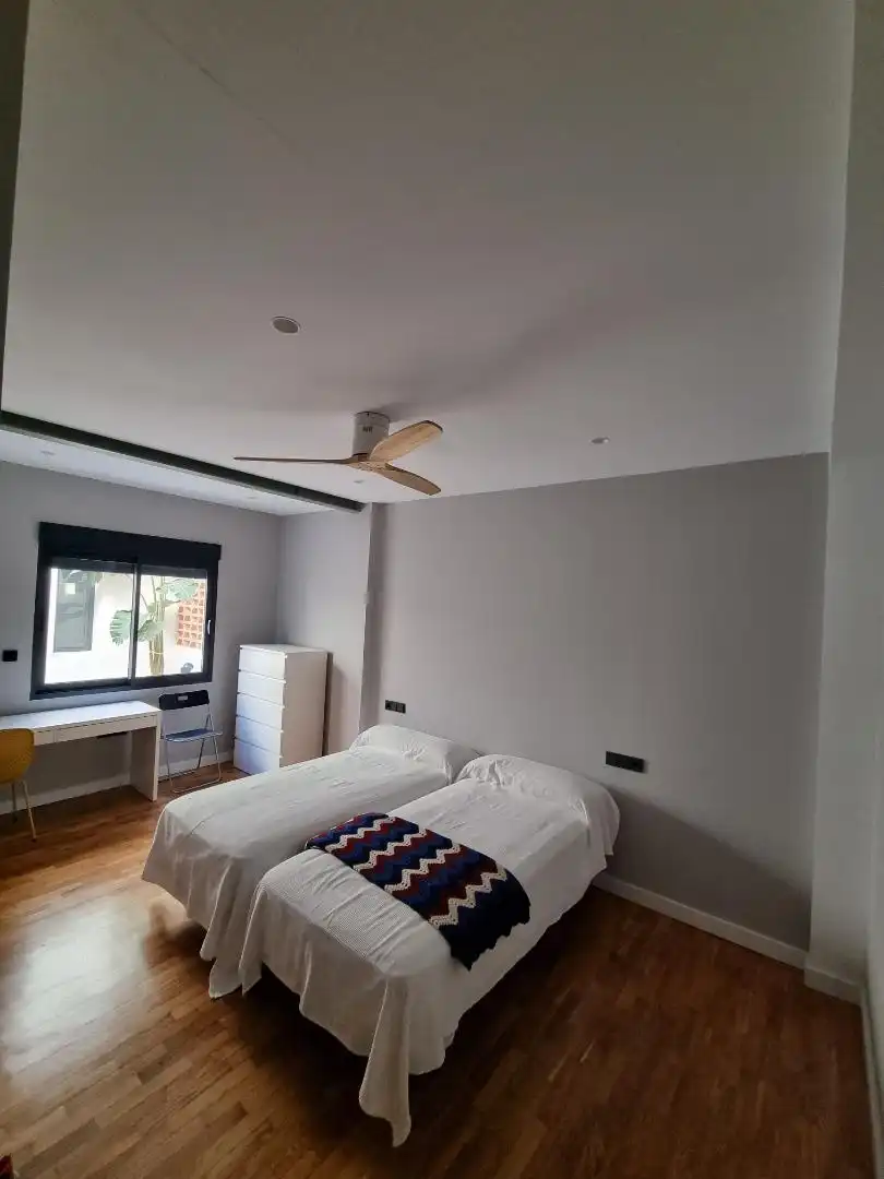 Room in Calle La Parpallota, 34, Juan de Borbón