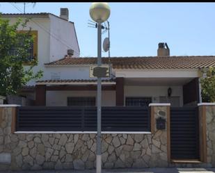 Vista exterior de Casa adosada en venda en Albinyana amb Aire condicionat, Calefacció i Traster