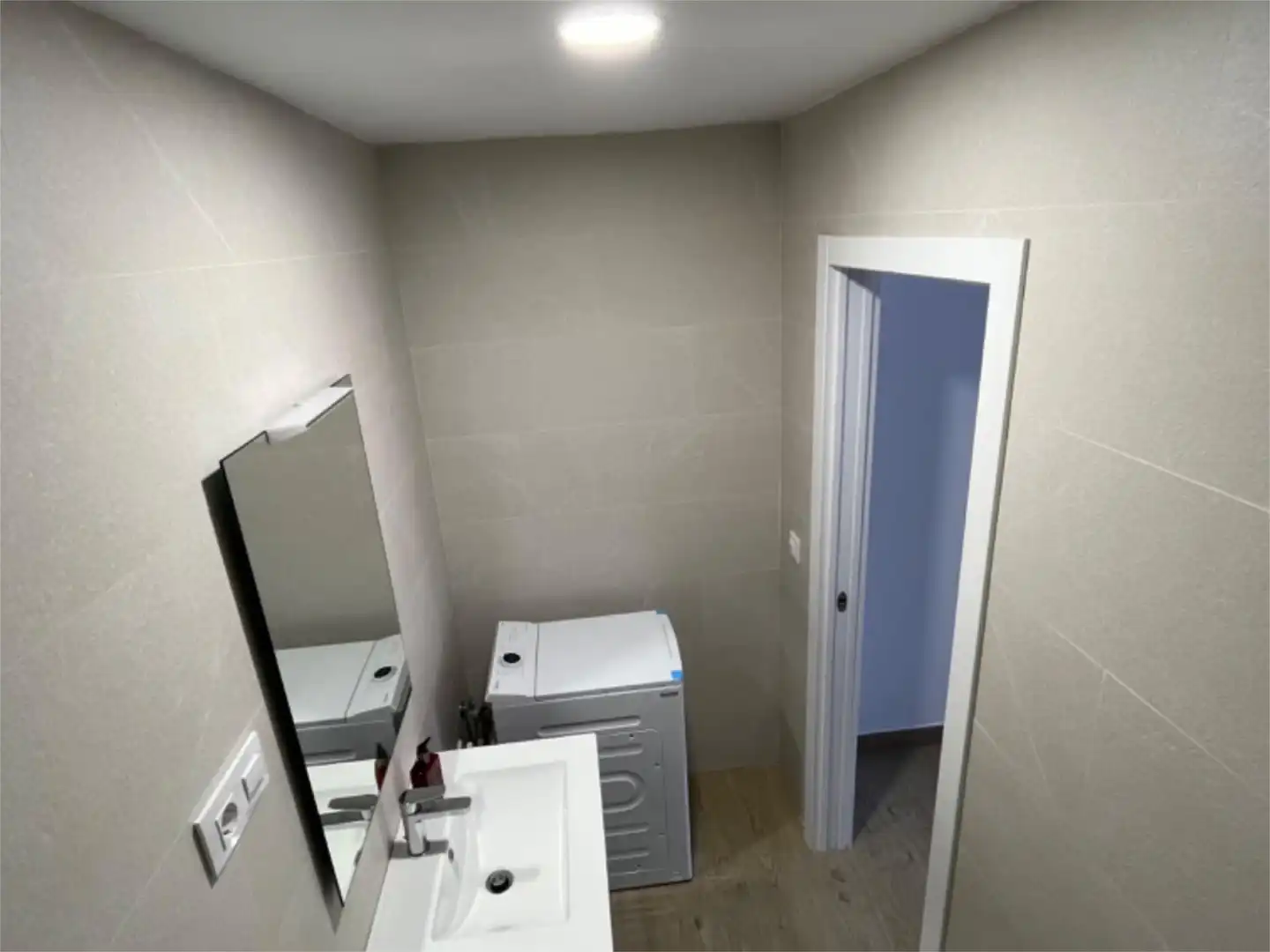 Zimmer in Calle Amador de los Ríos, 42, Cerrado de Calderón - Hacienda Paredes Badezimmer von Wohnung zur untervermieten in Málaga mit Klimaanlage, Heizung und Terrasse