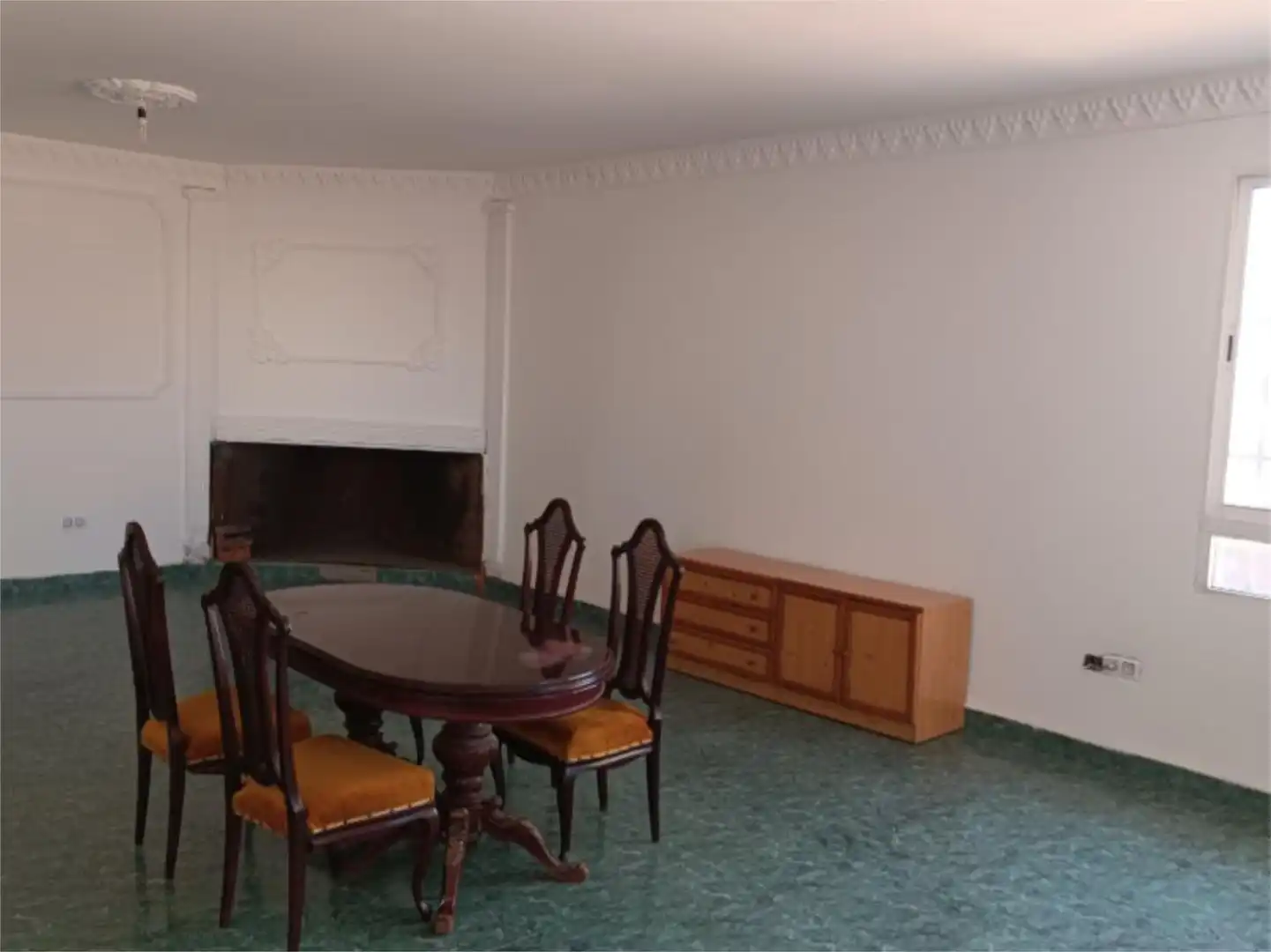 Piso en venta en Calle A, 48, San Roque - La Cruz - La Rozuela Comedor de Piso en venta en Linares con Aire acondicionado, Jardín privado y Terraza