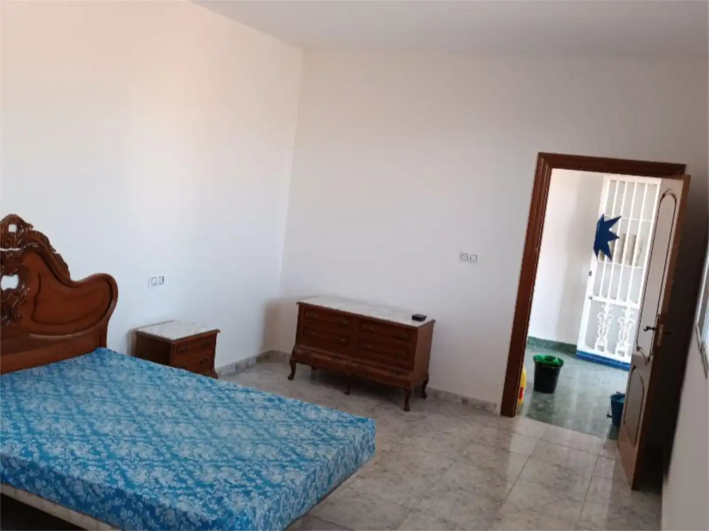 Piso en venta en Calle A, 48, San Roque - La Cruz - La Rozuela Habitación de Piso en venta en Linares con Aire acondicionado, Jardín privado y Terraza