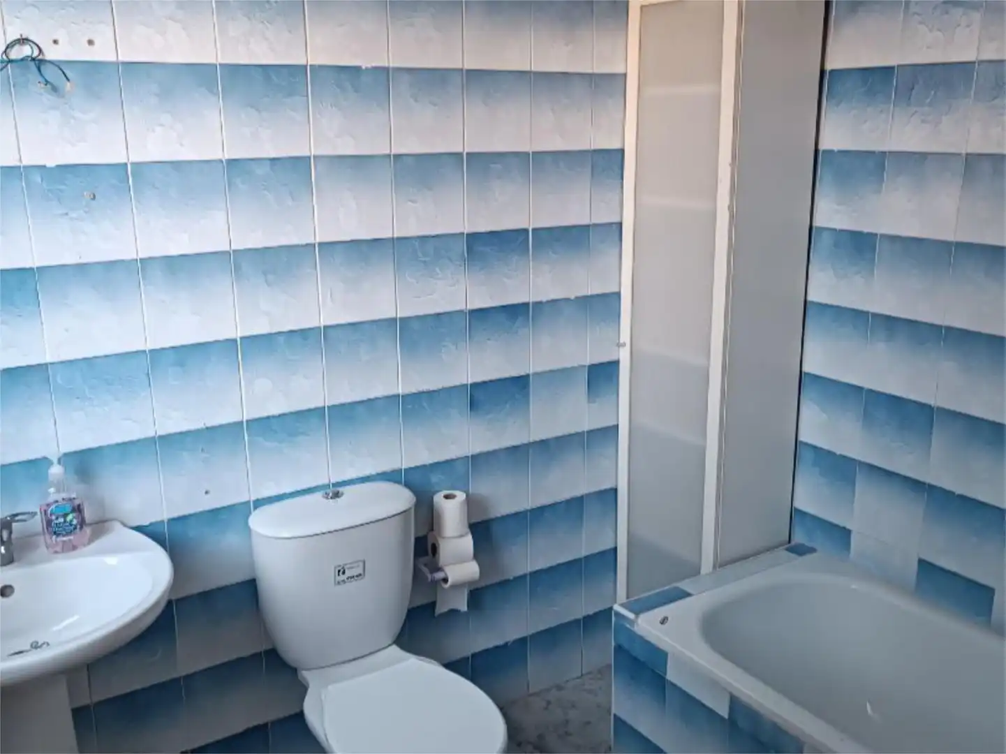 Piso en venta en Calle A, 48, San Roque - La Cruz - La Rozuela Baño de Piso en venta en Linares con Aire acondicionado, Jardín privado y Terraza