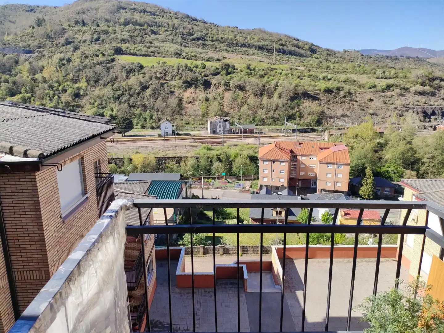 Piso en venta en Calle Poibueno, 4, Torre del Bierzo Vista exterior de Piso en venta en Torre del Bierzo con Calefacción, Jardín privado y Terraza
