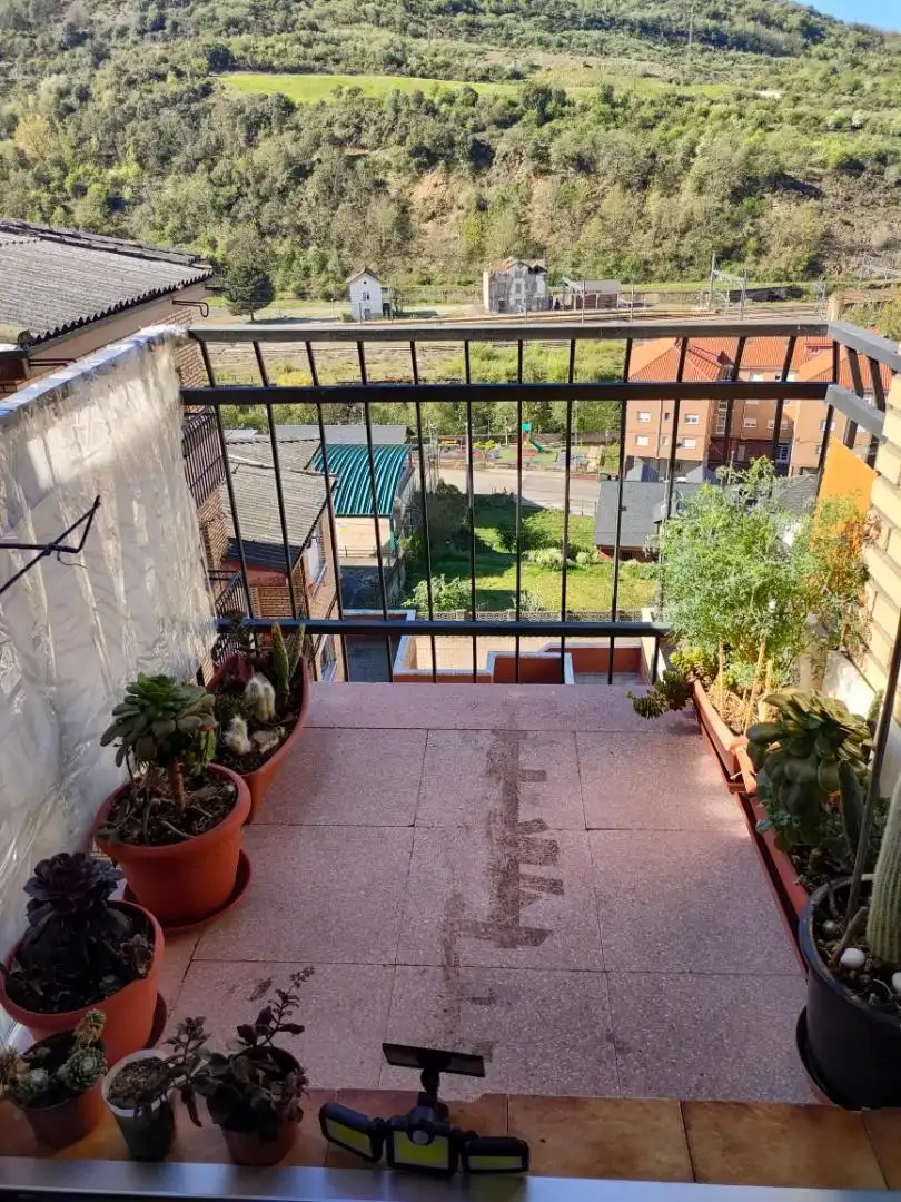 Piso en venta en Calle Poibueno, 4, Torre del Bierzo Terraza de Piso en venta en Torre del Bierzo con Calefacción, Jardín privado y Terraza