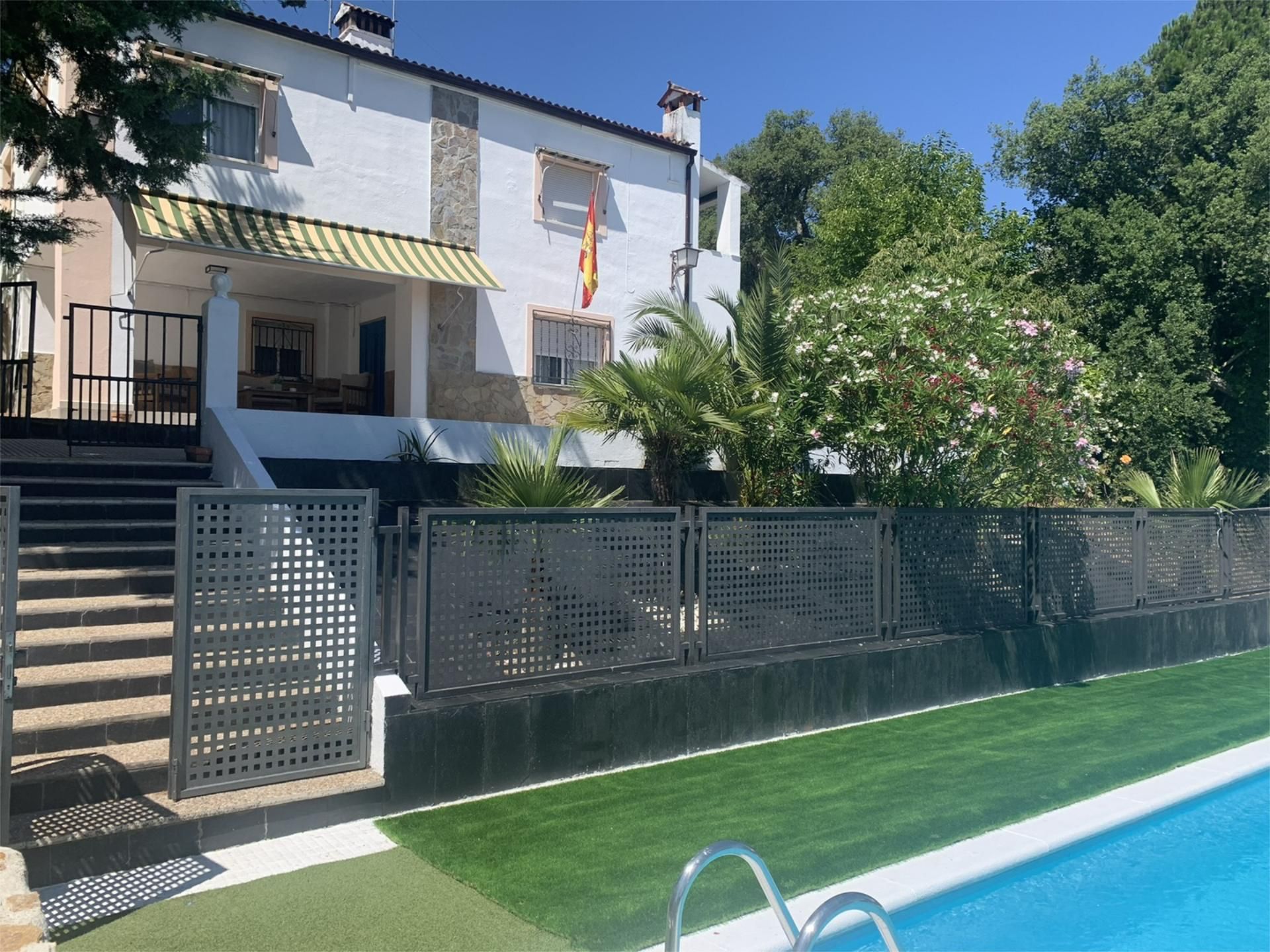 Vista exterior de Casa o xalet en venda en Cáceres Capital amb Aire condicionat, Terrassa i Piscina
