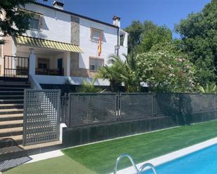 Vista exterior de Casa o xalet en venda en Cáceres Capital amb Aire condicionat, Terrassa i Piscina