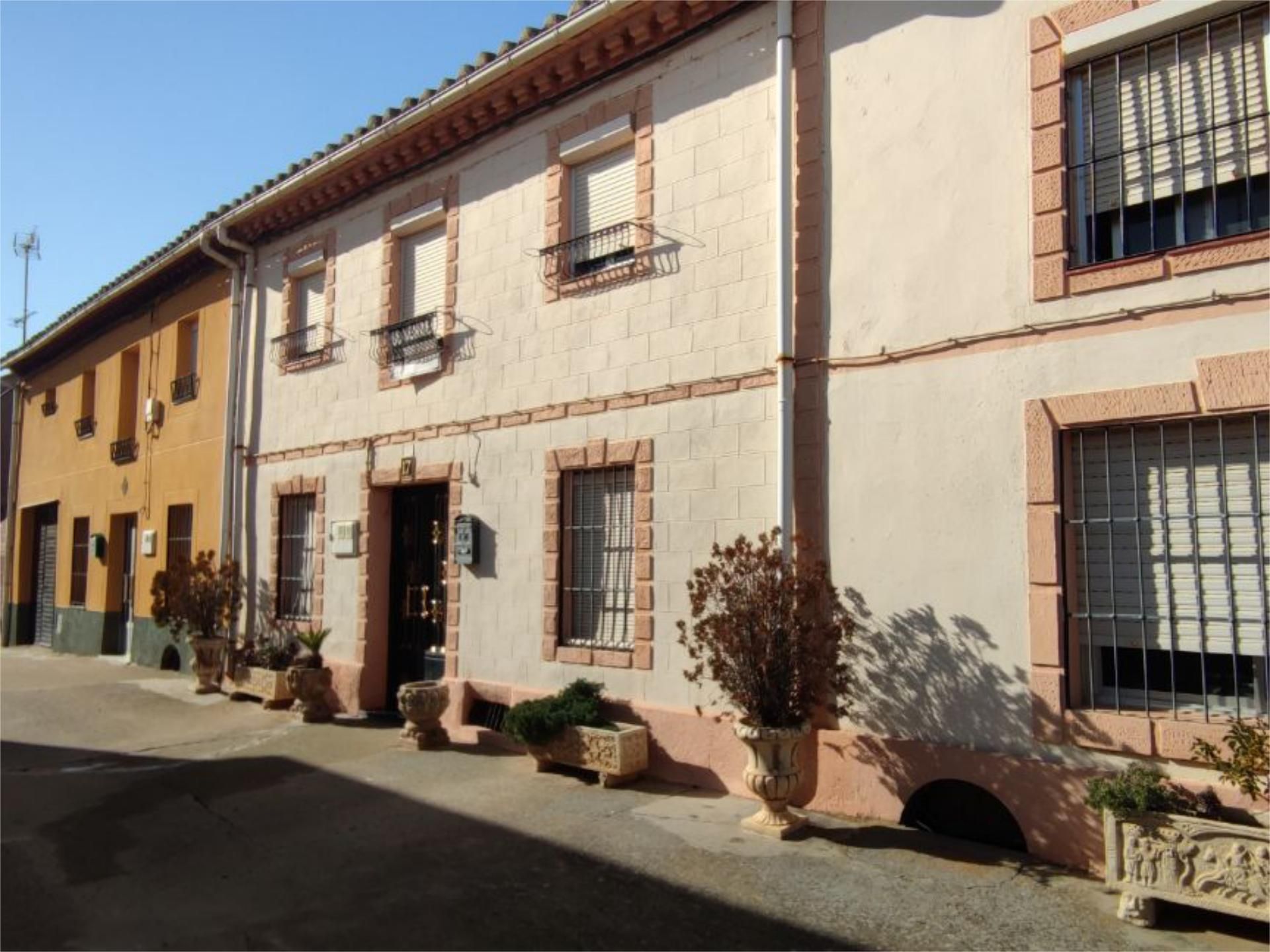 Vista exterior de Casa adosada en venda en San Miguel del Valle amb Calefacció, Jardí privat i Parquet