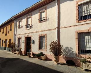 Vista exterior de Casa adosada en venda en San Miguel del Valle amb Calefacció, Jardí privat i Parquet