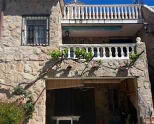 Vista exterior de Casa o xalet en venda en Navaluenga amb Terrassa i Balcó
