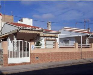 Vista exterior de Casa o xalet en venda en Pilar de la Horadada amb Aire condicionat, Terrassa i Balcó