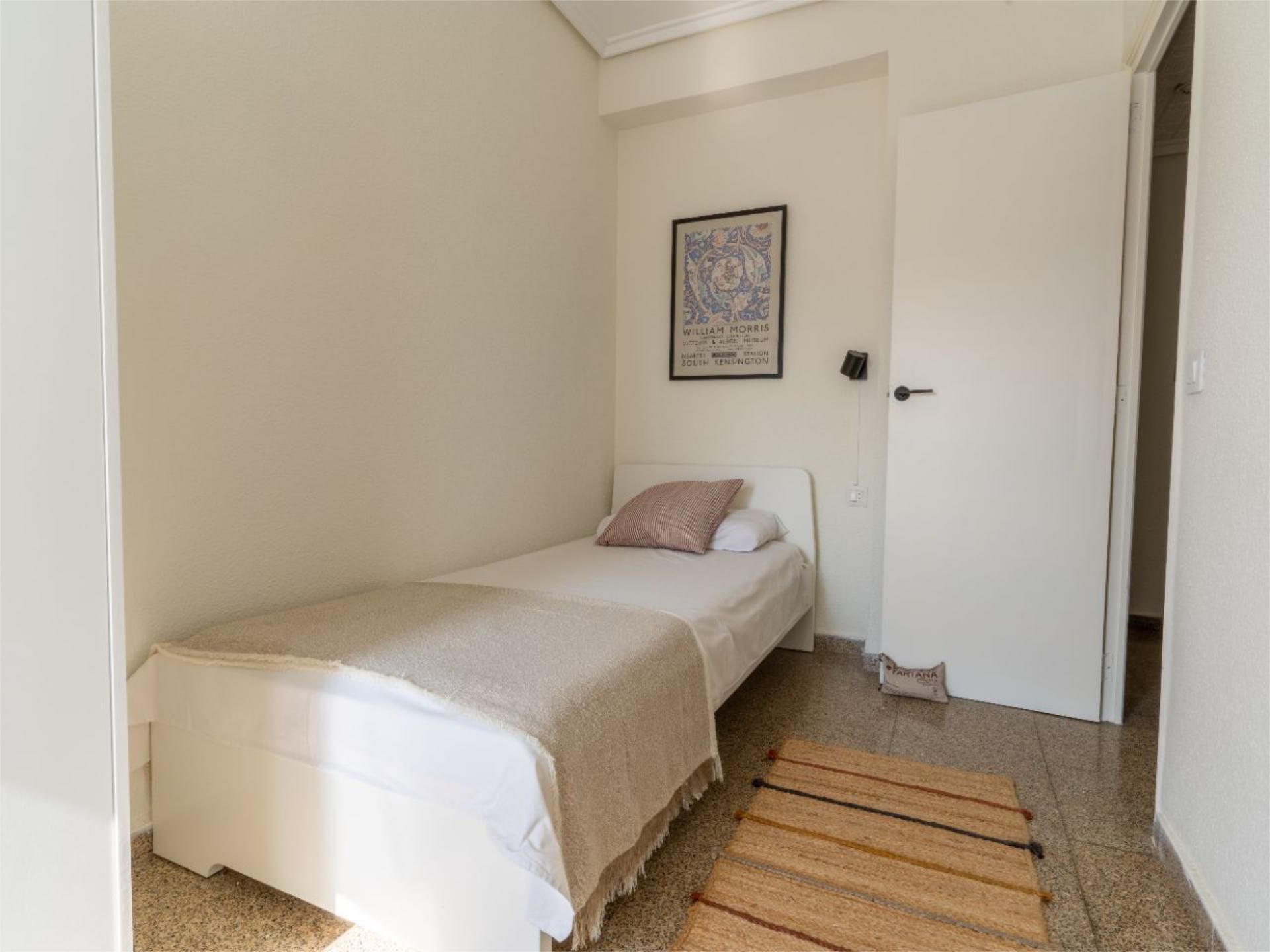 Bedroom of Flat to share in  Valencia Capital  with Furnished and Balcony