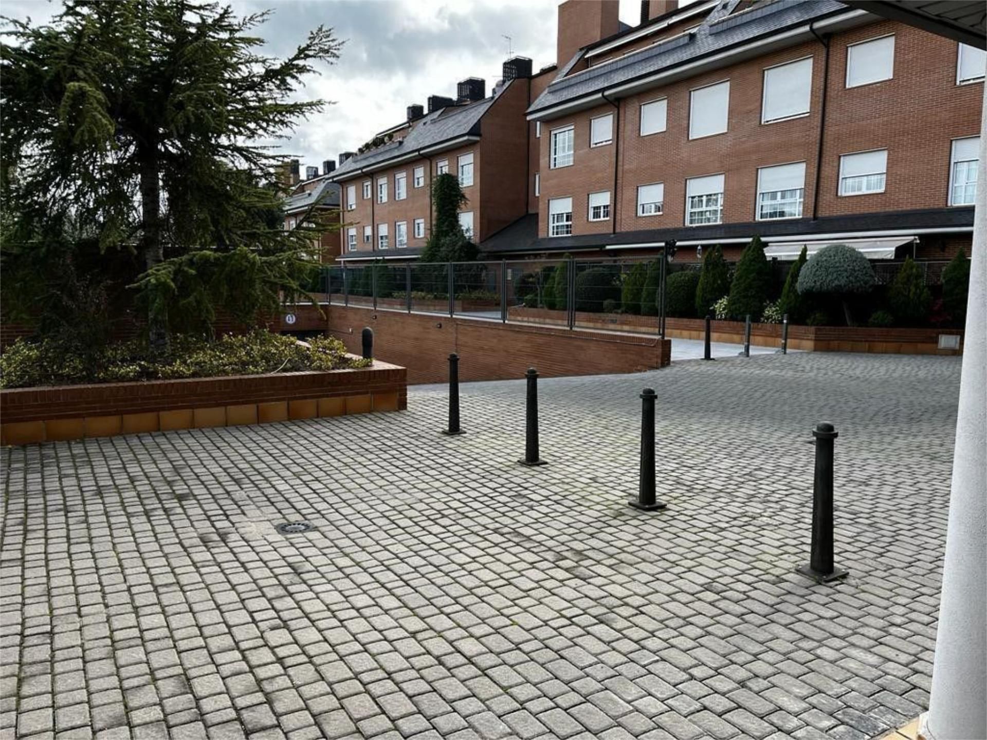 Vista exterior de Àtic en venda en Collado Villalba amb Aire condicionat, Calefacció i Jardí privat