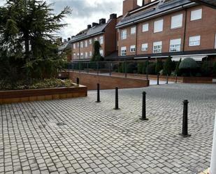 Vista exterior de Àtic en venda en Collado Villalba amb Aire condicionat, Terrassa i Piscina