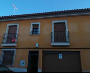 Vista exterior de Casa adosada en venda en Manzanares amb Aire condicionat i Balcó