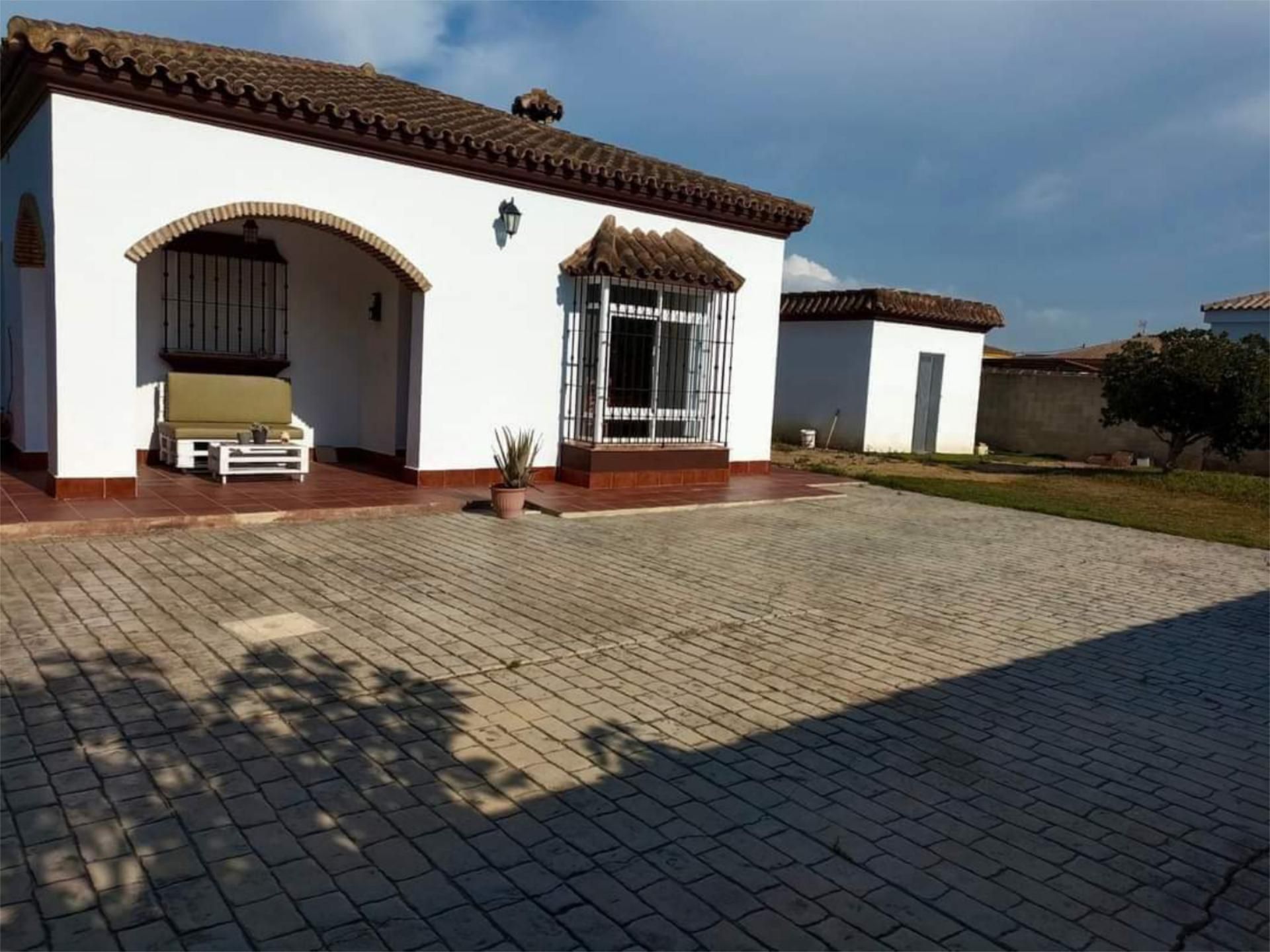 Vista exterior de Casa o xalet en venda en Chiclana de la Frontera amb Jardí privat, Terrassa i Traster