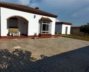 Vista exterior de Casa o xalet en venda en Chiclana de la Frontera amb Jardí privat, Terrassa i Traster