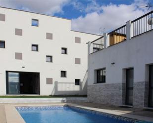 Vista exterior de Casa adosada en venda en Fuente Palmera amb Aire condicionat, Terrassa i Piscina