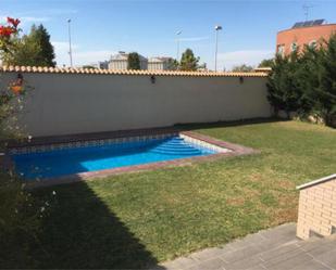 Piscina de Casa adosada en venda en Mérida amb Calefacció, Jardí privat i Terrassa