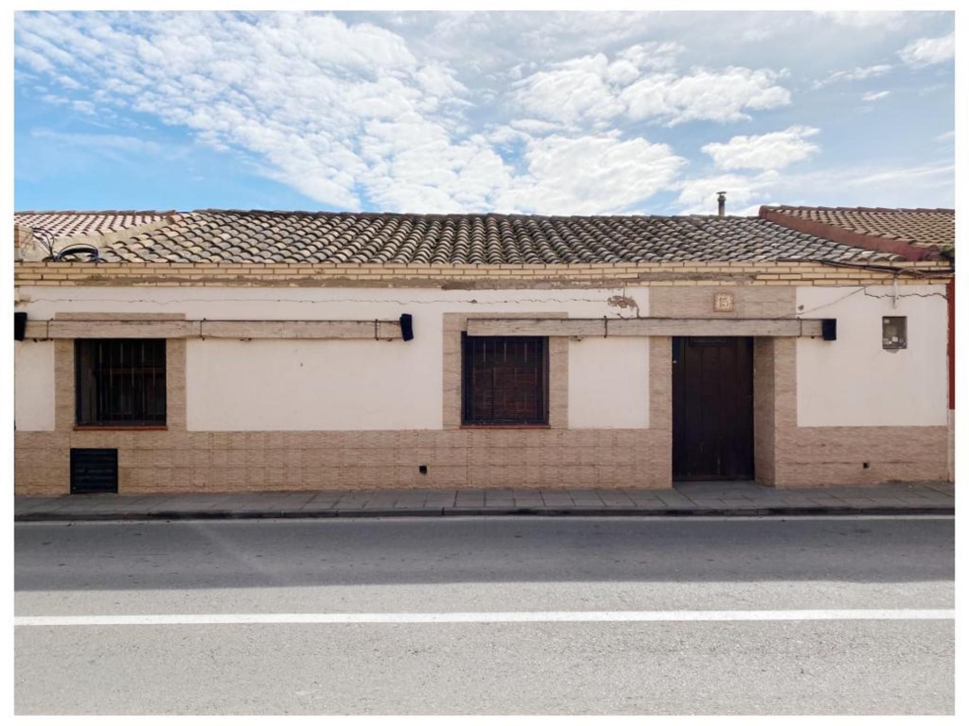 Vista exterior de Casa adosada en venda en Alagón amb Calefacció, Terrassa i Traster