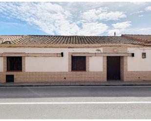 Vista exterior de Casa adosada en venda en Alagón amb Terrassa