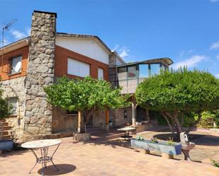 Vista exterior de Casa o xalet en venda en El Tiemblo  amb Terrassa, Piscina i Balcó