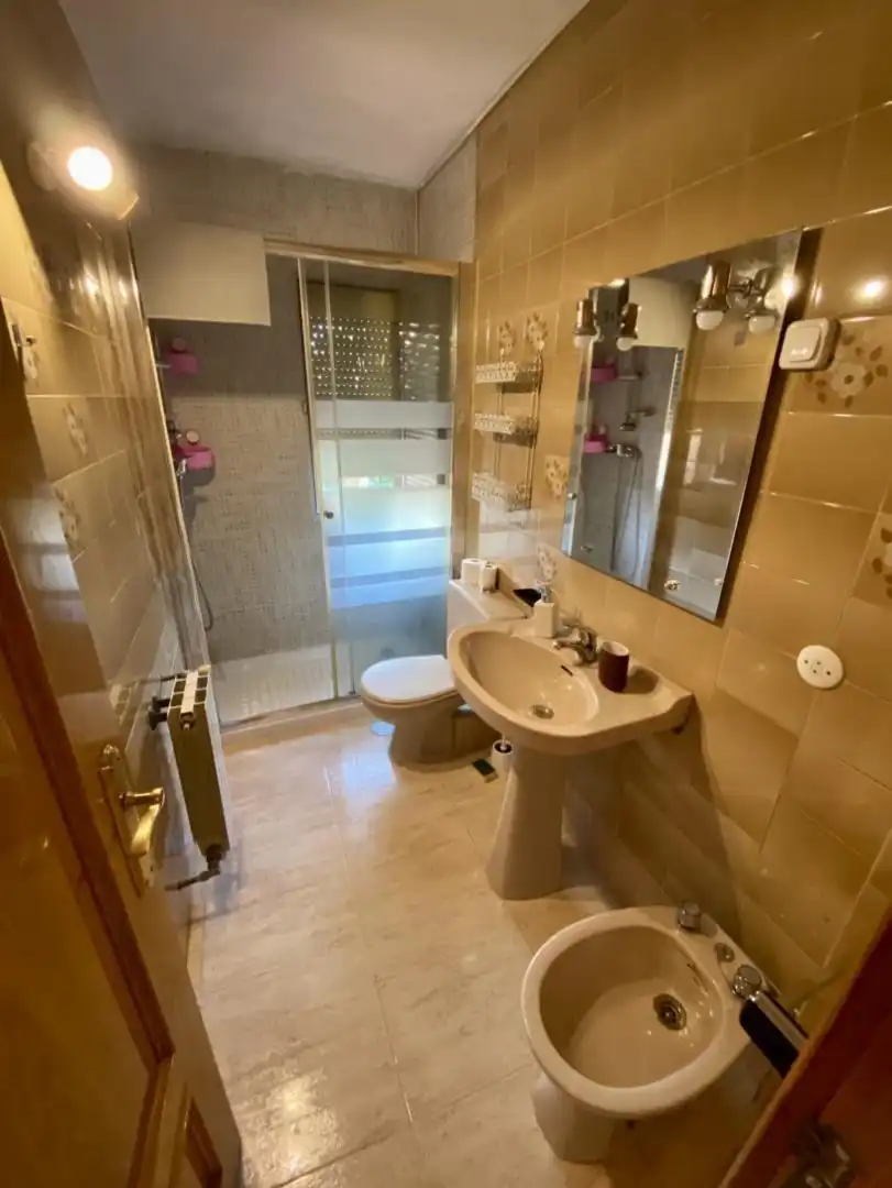 Zimmer in Plaza Vulcano, 15, Abrantes Badezimmer von Wohnung zur untervermieten in Madrid mit Heizung, Möbliert und Ofen